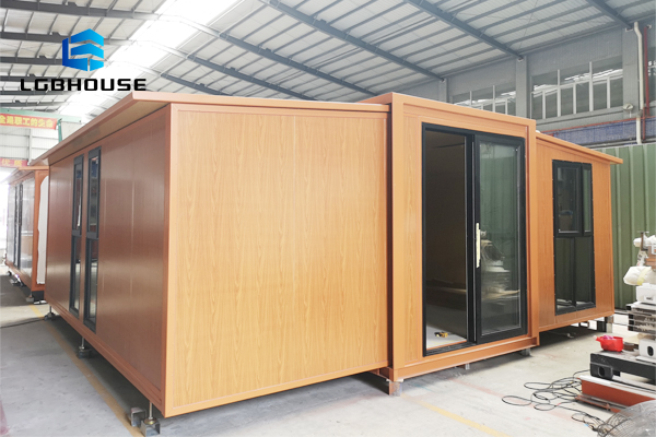 Two bedrooms expandable container house holiday prefabricated house